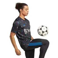 Camiseta Adidas Manchester United FC Pre-Match 2022-2023 -JUMA Deporte Comercio camiseta adidas manchester united fc pre match 2022 2023 black night grey glory blue icey pink 2