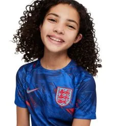 Camiseta Nike Inglaterra Pre-Match Mundial Qatar 2022 Niño -JUMA Deporte Comercio camiseta nike inglaterra pre match mundial qatar 2022 nino blue void game royal challenge red 2