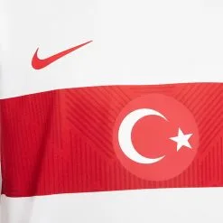 Camiseta Nike Turquía Primera Equipación Stadium 2022-2023 6 Camiseta Nike Turquía Primera Equipación Stadium 2022-2023 -JUMA Deporte Comercio camiseta nike turquia primera equipacion stadium mundial qatar 2022 white university red 2
