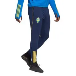 Pantalón Largo Adidas Suecia Training 2022-2023 -JUMA Deporte Comercio pantalon largo adidas suecia training mundial qatar 2022 navy blue yellow 1