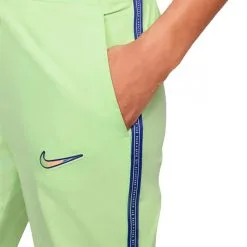 Pantalón Largo Nike Inglaterra Fanswear Euro 2022 Mujer -JUMA Deporte Comercio pantalon largo nike inglaterra fanswear euro 2022 mujer light liquid lime 2